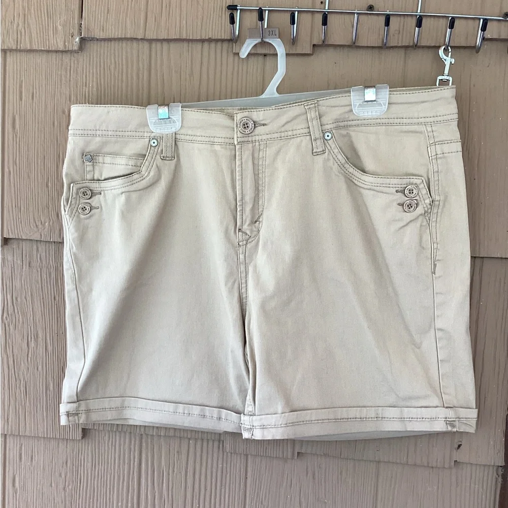 Wallflower Shorts Tan Beige Folded Hem 5 Pocket Zipper Logo Buttons 16